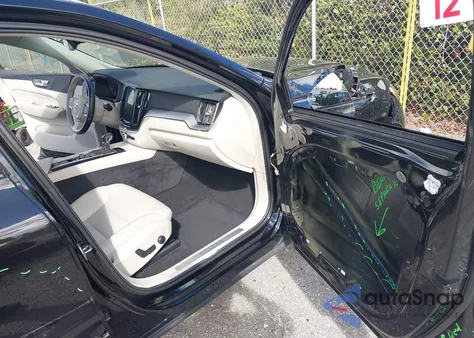 2019 Volvo Xc60 T5 Momentum z USA, uszkodzony, nr VIN LYV102DK7KB192468